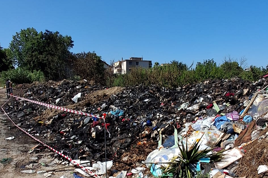Incendio campo rom Scampia, in corso accertamenti Arpac