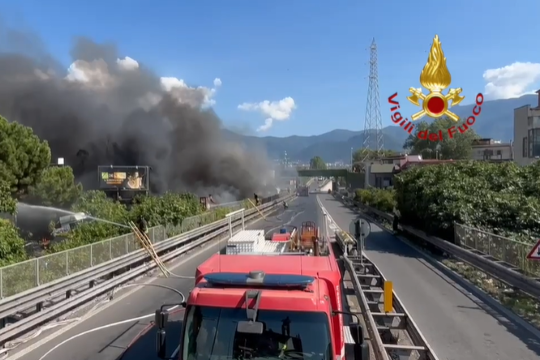 Pompei, in corso monitoraggio diossine a seguito di incendio di ieri a deposito veicoli